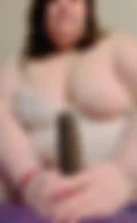 Un dildo e una canottiera bianca.