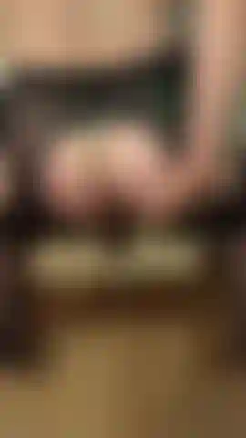 Plaisir anal sur ma chaise avec un god ventouse