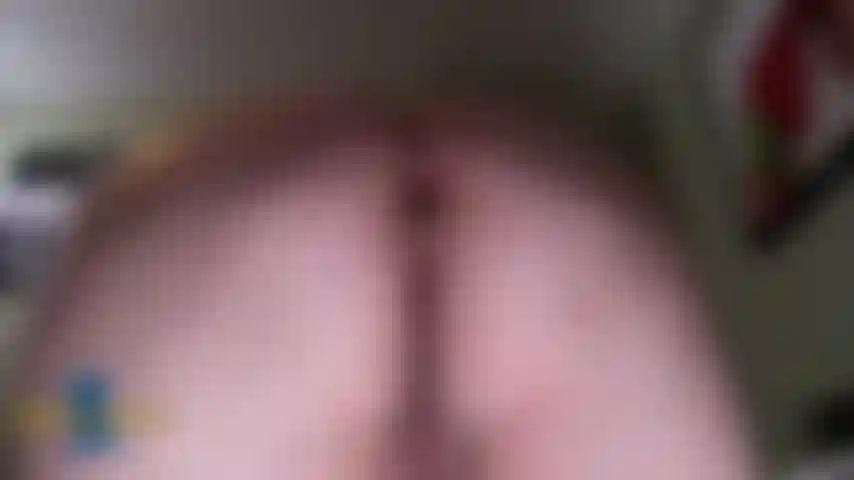 Adorazione del culo da vicino e presa in giro anale.