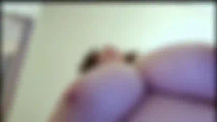 Con le tette che rimbalzano.