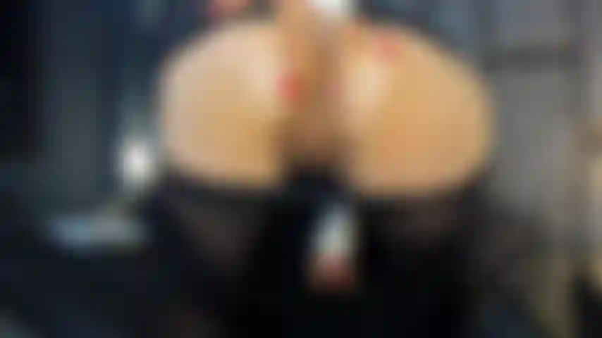 Con le dita infilate nel culo.