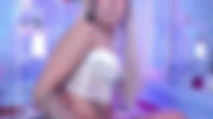 Let yourself hypnotize from my curves, do not be afraid