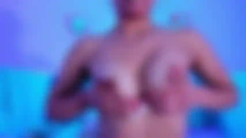 La saliva sulle mie tette.