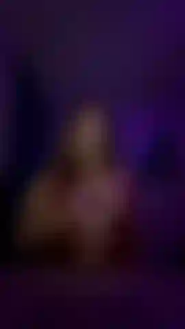 Con un corpo sinuoso che stuzzica la tua sgualdrina preferita.