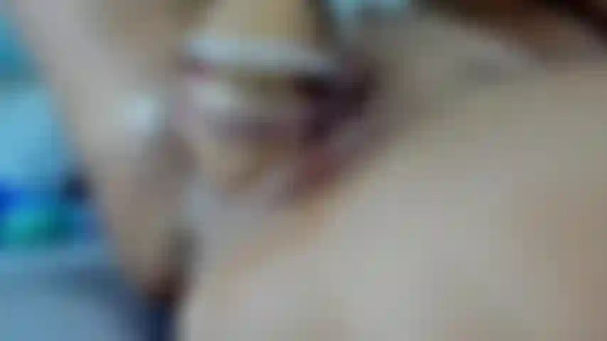 Guarda la mia mano scomparire dentro di me così profondamente.