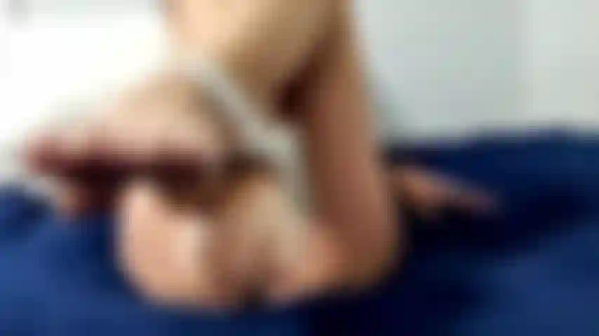 Una milf incinta che si tocca la figa pelosa per te.