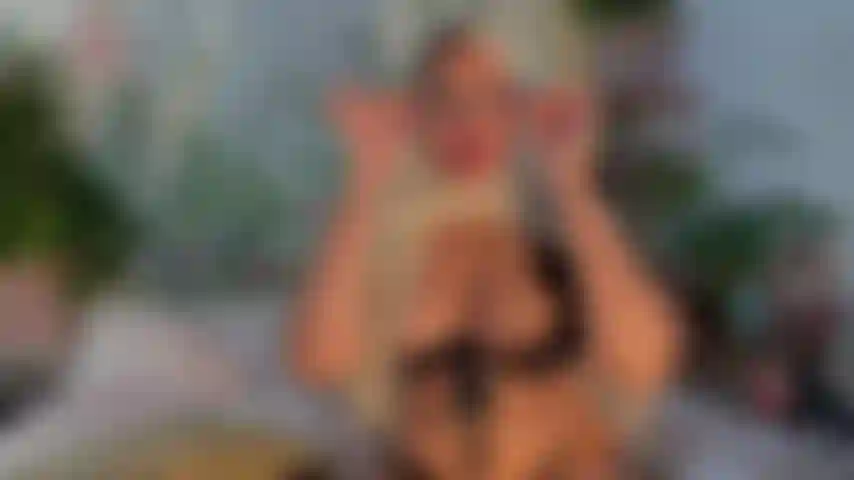 Il musulmano hijabi viene con lo sperma sul viso e sulle tette.