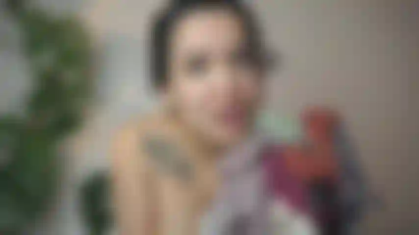 Provo le mutandine e adoro il culo rotondo.