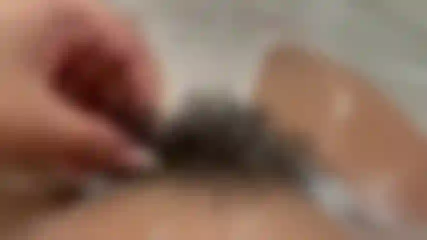 Il cespuglio della vasca da bagno tutto insaponato.