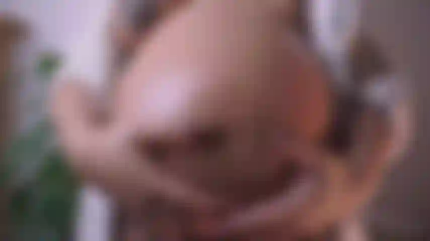 Una fica fortemente incinta che scopa con un dildo da 8 pollici e un vibratore.