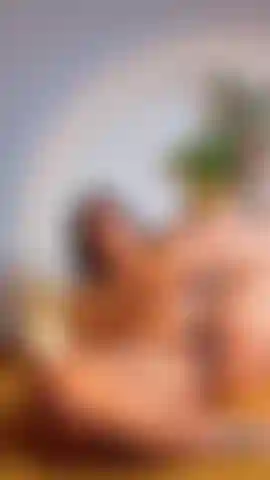 Feticista del piede che succhia le dita dei piedi.