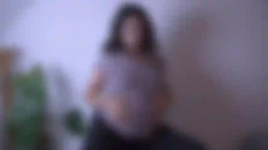 Uno spogliarello incinta che rimbalza sulla palla da yoga.