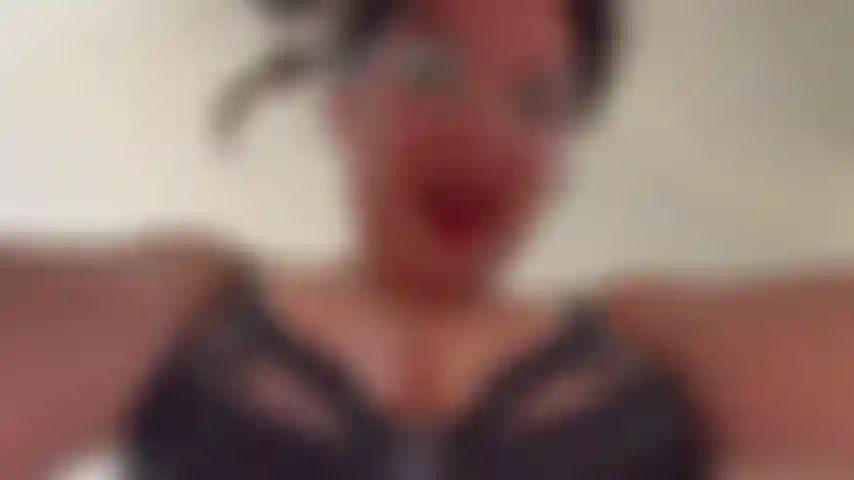La faccia da pov seduta con la figa pelosa e stretta.