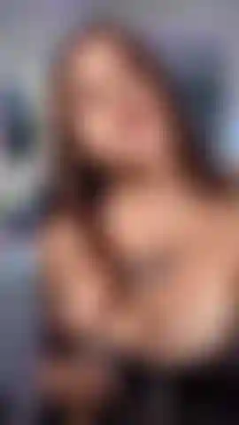 Una latina sexy che si tocca il corpo.