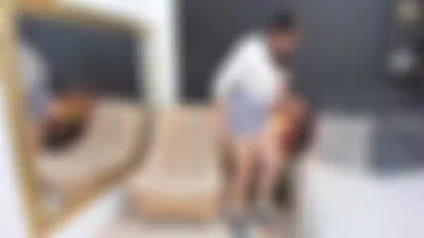 La studentessa umilia il pene bianco e si masturba il pene nero.