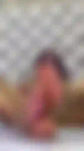 Ti piacerebbe sentire il tuo cazzo sui miei piedi delicati e il tuo latte caldo su di essi?