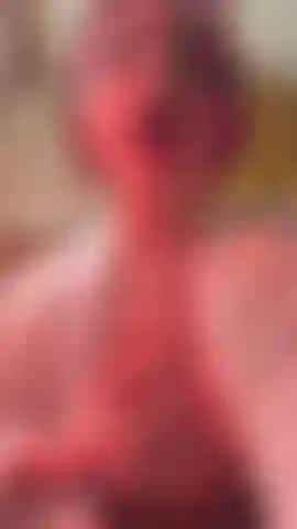 Massaggio con olio corpo dopo la doccia.