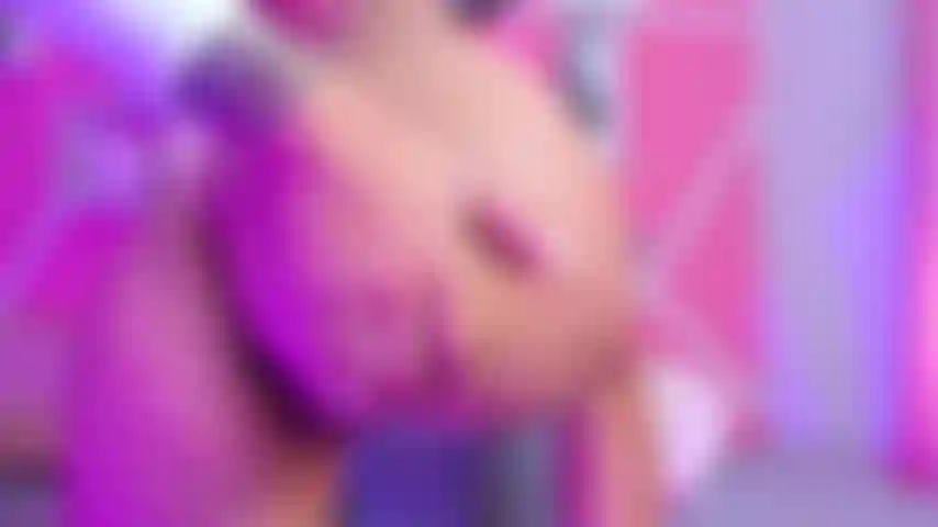 Dei bottoni forti nel culo mentre la mia figa sbava i miei liquidi.