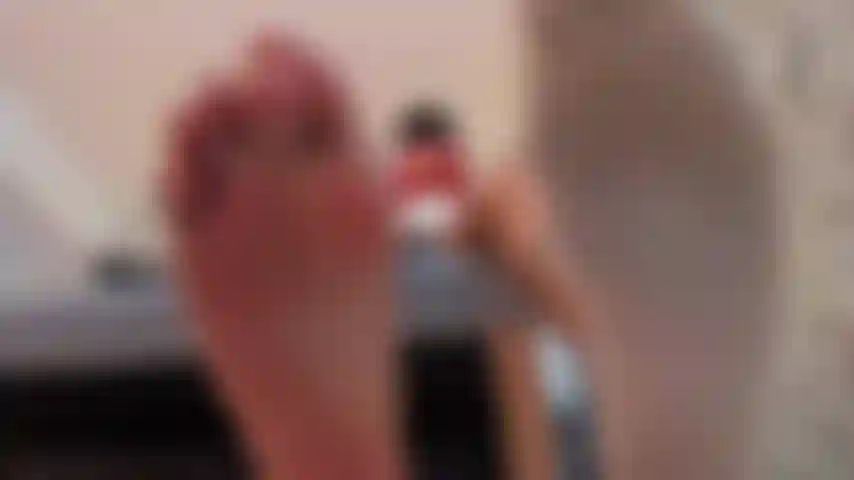 Lasciati sedurre dalla sensazione delle mie dita che scivolano sulla tua pelle, mentre ti immergi in un'esperienza che ti lascerà senza fiato e con la voglia di saperne di più. È tempo di scoprire il massimo piacere ai miei piedi.