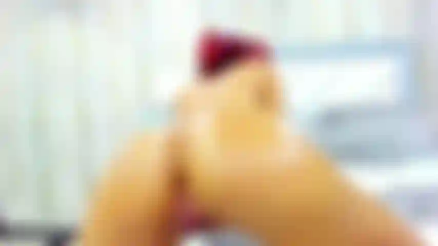 Twerka al tempo della danza, mi diverto con il mio dildo pensando al tuo fantastico cazzo.