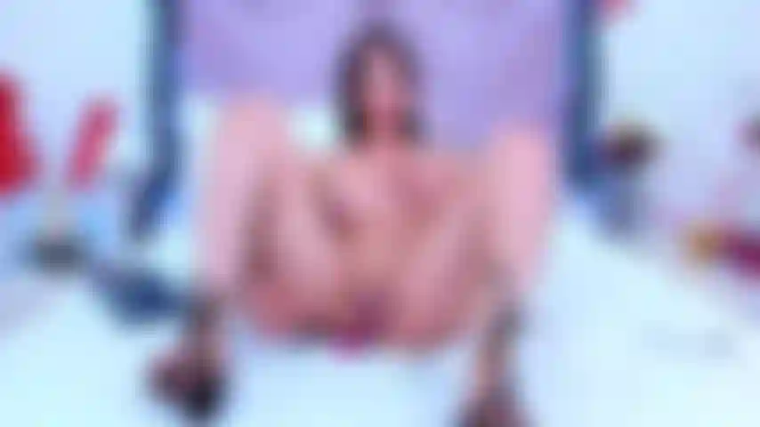 La mia figa rosa è bagnata e desidera ardentemente il tuo cazzo.