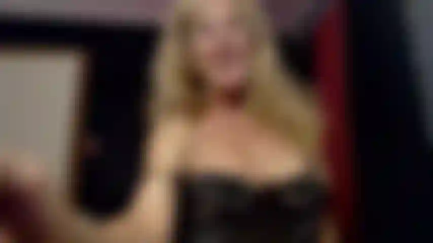 La nonna guarda il porno divertendosi con i giocattoli.