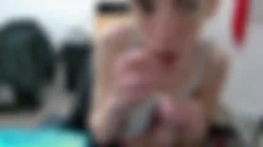 Mi succhio il dito e mi riempio di sperma.