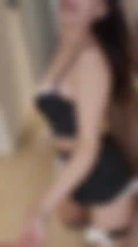 Una sporca cameriera che ti succhia e cavalca il tuo cazzo duro finché non lo sborro dappertutto.