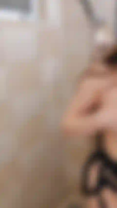 Unisciti a me sotto la doccia per un momento.