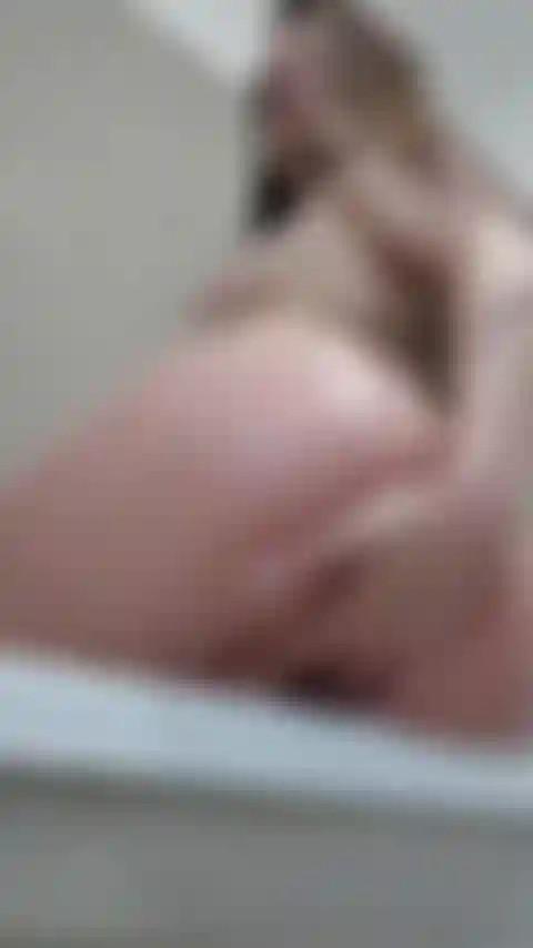 Mi sditalino la fica da vicino in bagno.