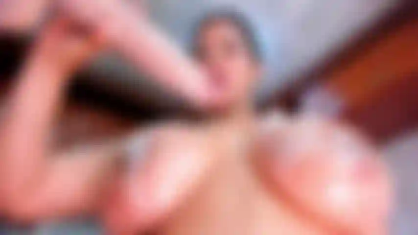 Un pompino e le tette ricoperte del tuo sperma.