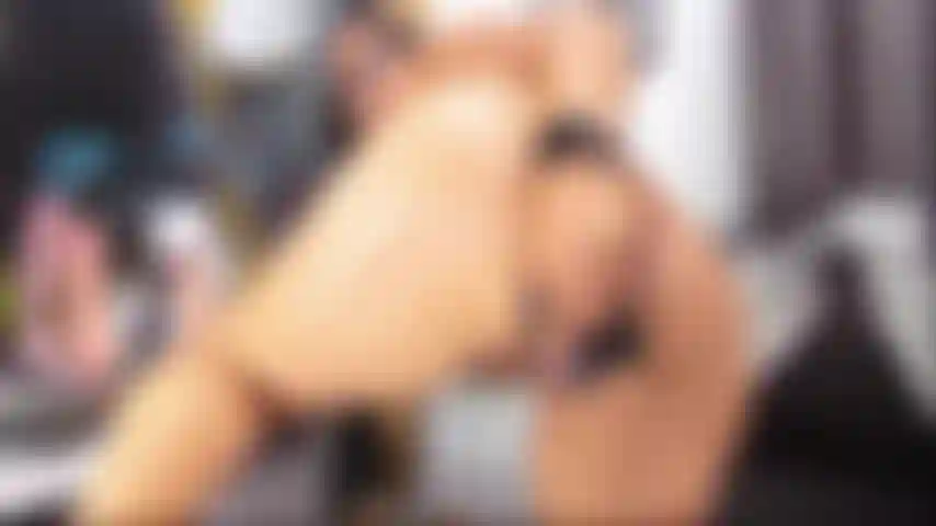 Mi faccio scopare la figa con il tuo cazzo nero.