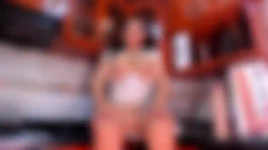 Un po' d'olio sulle mie tette e sul tuo cazzo?