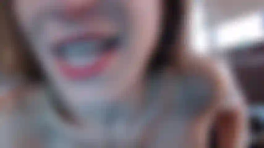 Dammi quel bbc, piccola! Quindi seppellisci il tuo naso nel mio dolce culo e prendi il mio profumo sulla tua faccia mentre fai scivolare il tuo cazzo duro nel mio culo da milf. Mi sdraio e tu infili le dita dei piedi nella tua bocca...