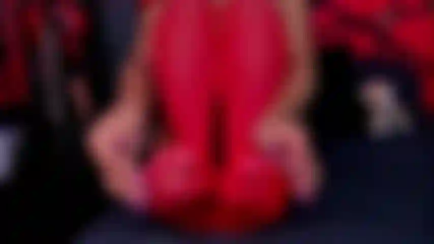 Con il piede sul tuo cazzo, che ti fa contorcere ad ogni movimento.