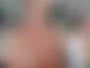 Indosso una camicia abbottonata con i capelli raccolti, ti dico quanto voglio rendere duro il tuo cazzo e farti venire oggi. Ti stuzzico mentre mi sbottono la camicia, faccio rimbalzare i miei seni e ci metto la lozione.