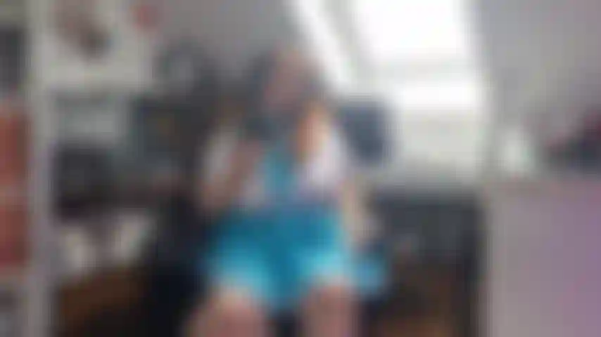 La ragazza giocatrice se la cava! Arrapata attraverso il gioco.