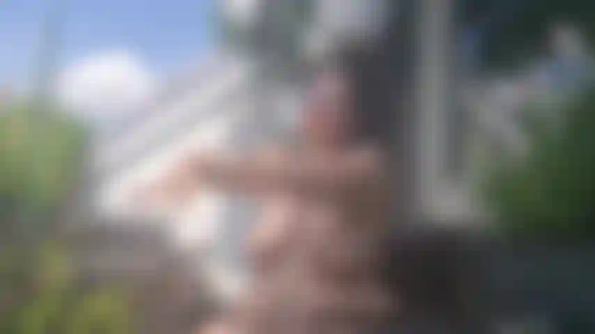 Che olia il corpo all'aperto.