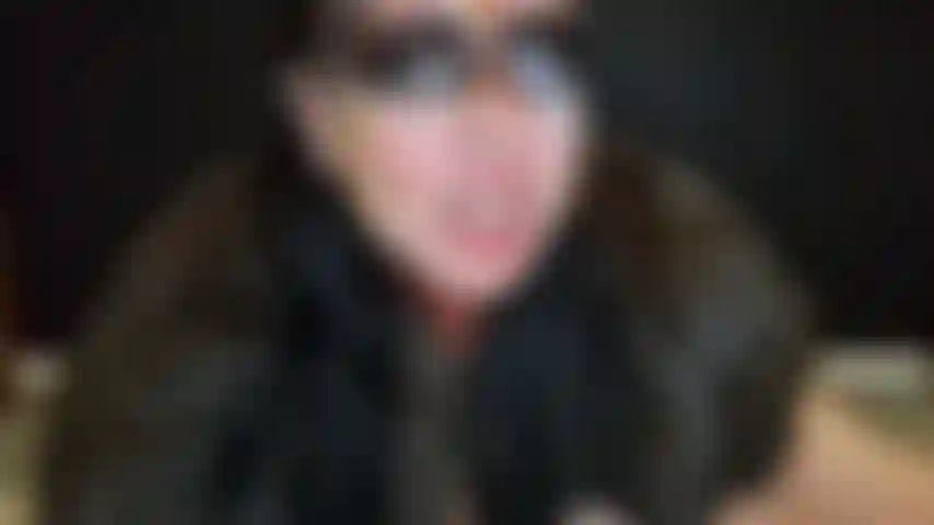 Cosplay, wikinger schildmaid che gioca con il dildo.