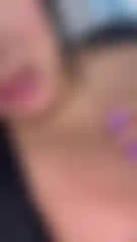 Le mie tette vogliono le tue mani.