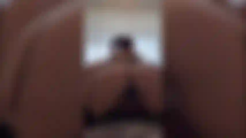 Con un culo sexy che rimbalza.