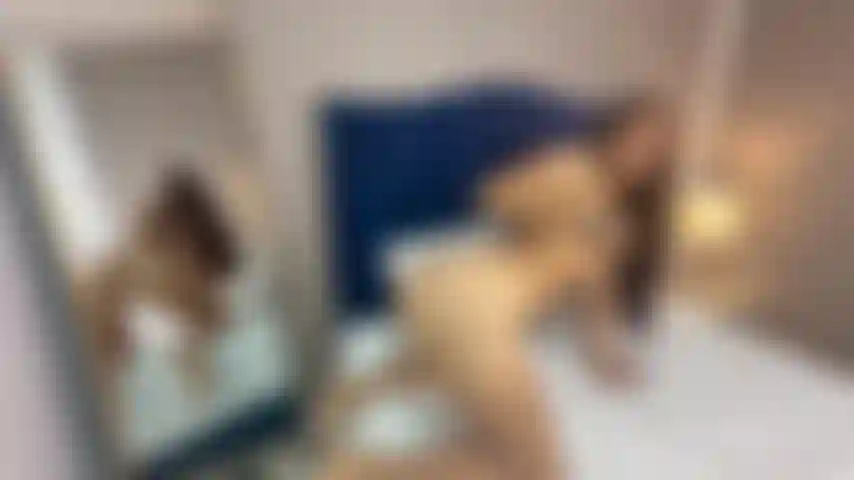Gioco in stile pecorina con il mio culo e nuda.