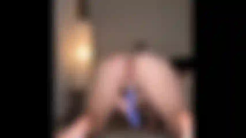 Un giocattolo per il clitoride sul pavimento.