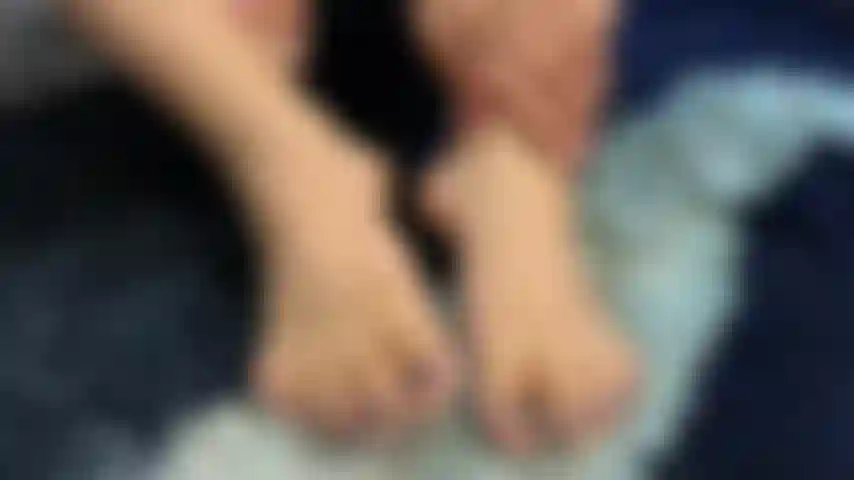 Prendo il tuo latte con i miei piedi.