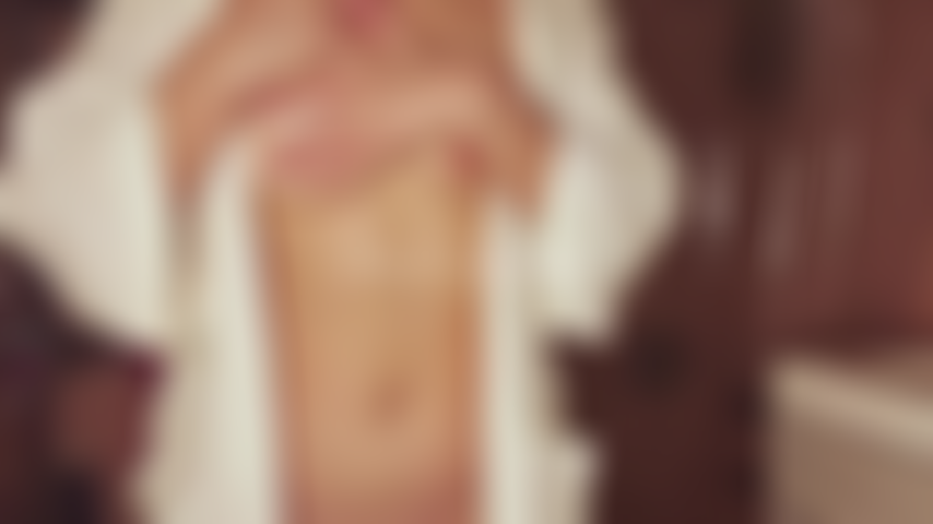 Completamente nuda, appena uscita dalla doccia, che si spalma d'olio per te, che ti stuzzica.