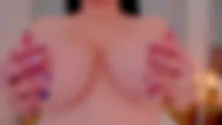 Vieni ad accarezzare i miei sexy seni rosa oliati.