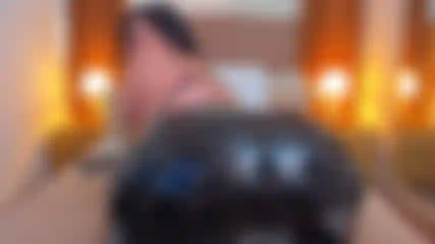 Accarezzo il mio grande sedere con l'olio nei miei pantaloni di lattice.