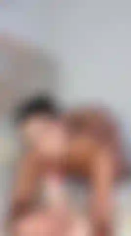 Pompino con un grosso dildo a forma di torso.