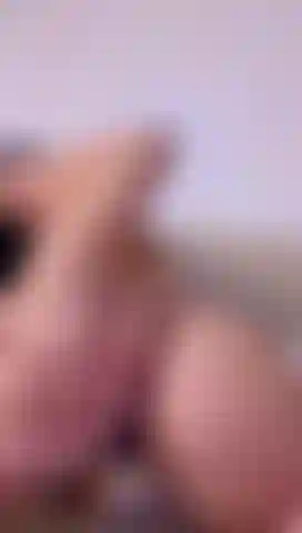 Gioco con il mio culo in posizione pecorina.