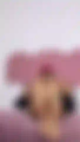 Le gambe aperte scoprono il desiderio.